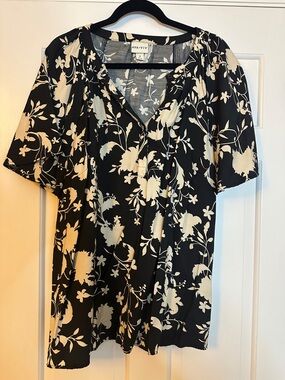 Ava & Viv Black and Cream Floral V-Neck Short Sleeve Blouse